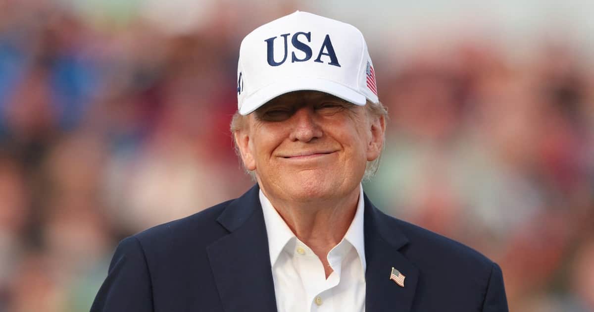 Trump se califica "fuerte, inteligente y con alto índice intelectual" y tilda de conspiración "enfermiza" los frenos a la IA