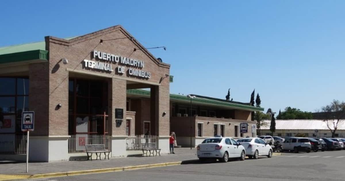 Viajaba en micro, llevaba agua caliente en un termo y quemó a un bebé de seis meses