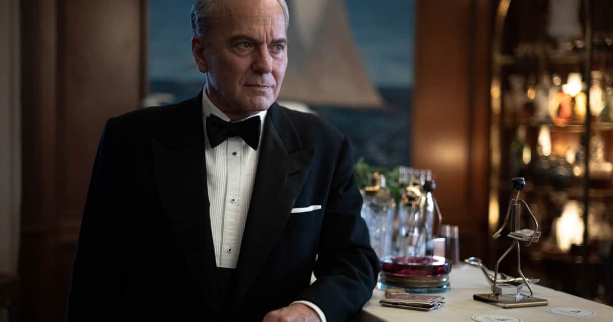 La nueva serie del español José Coronado en Netflix atrapa desde el principio con un guiño a Sherlock Holmes, pero "El problema final" lo tiene donde indica su título