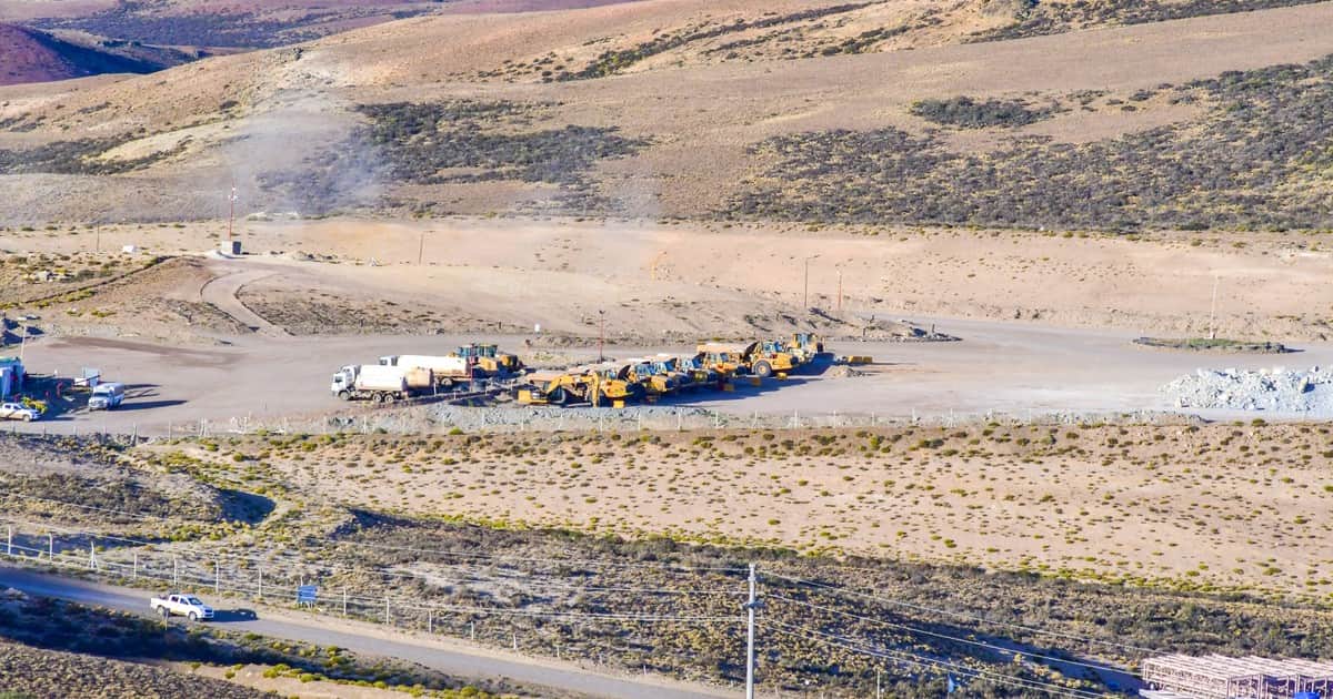 Santa Cruz levantó las clausuras a su principal mina de oro, pero mantiene la presión por el empleo local
