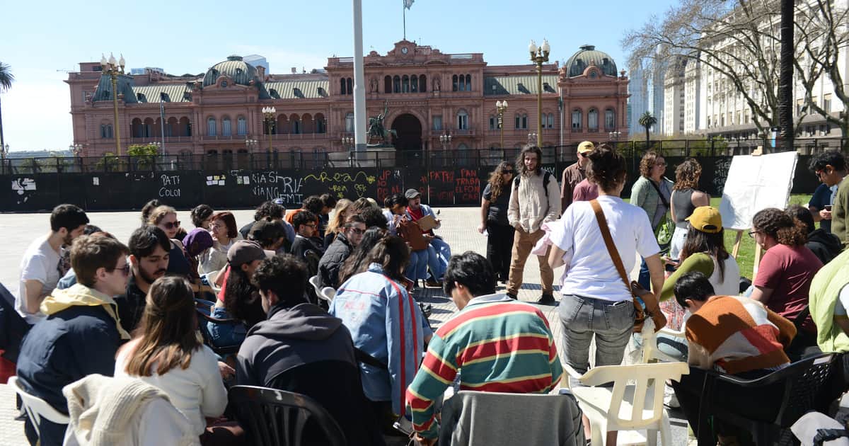La UBA reclama que el Gobierno cumpla con la Ley de Financiamiento Universitario con clases públicas en Plaza de Mayo