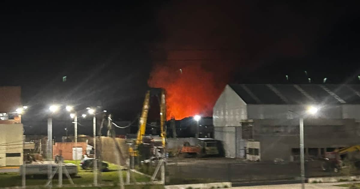 Incendio en un depósito de gran magnitud cerca del shopping en Avellaneda: varias dotaciones de bomberos trabajan en el lugar
