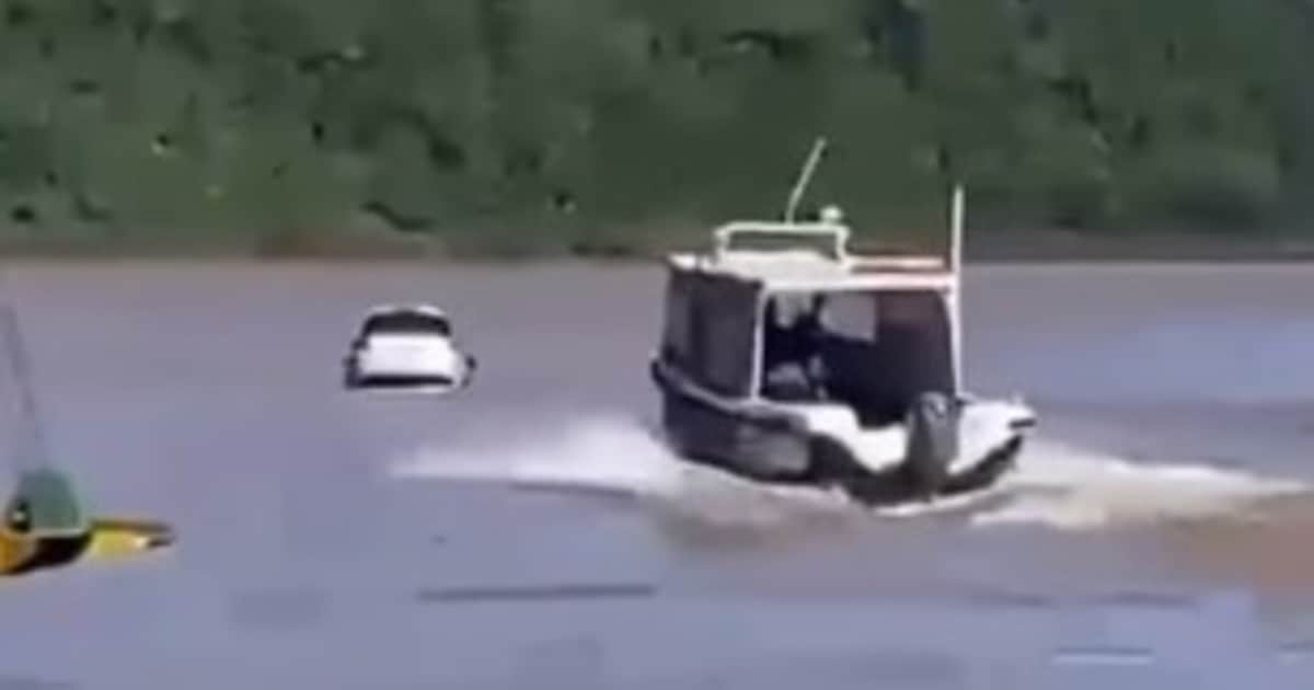 Con el celular en la mano, no oyó las advertencias y cayó con el auto al río Uruguay: lo rescataron justo a tiempo