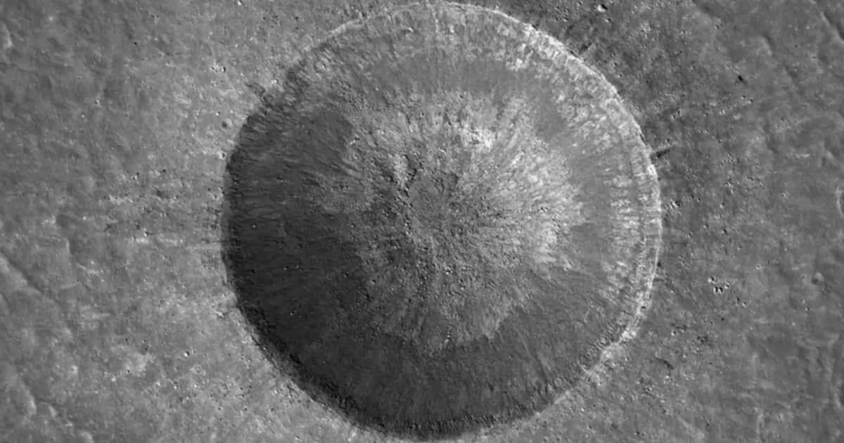 Una sonda de la NASA descubrió un nuevo cráter en la Luna que es más grande que el Coliseo romano