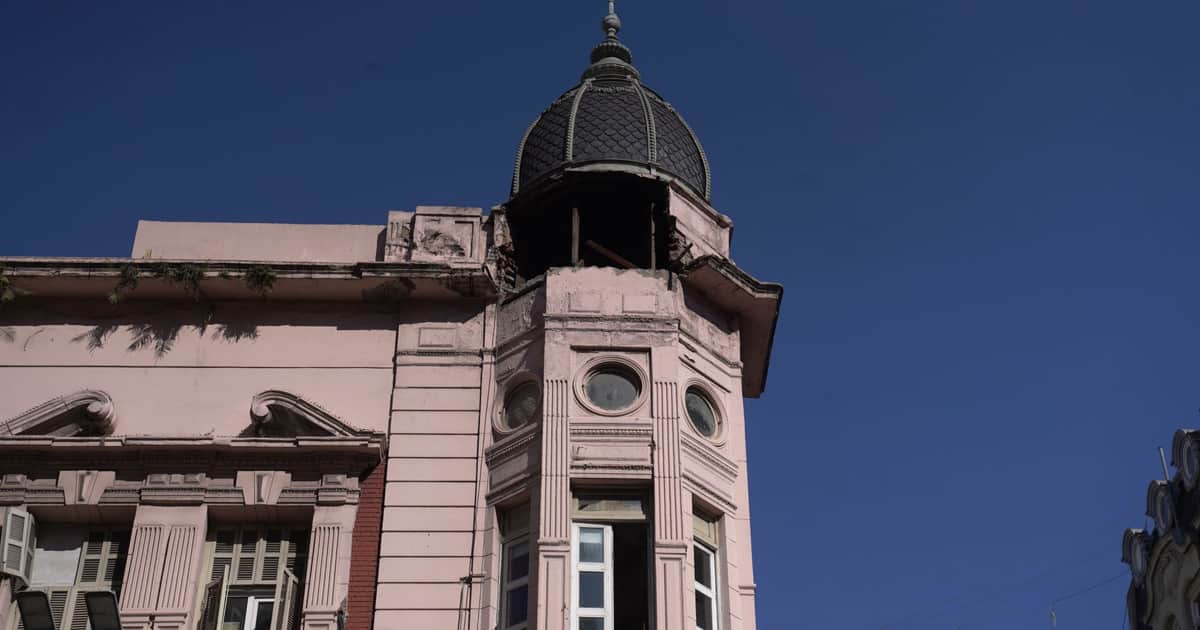 Callao y Sarmiento: cayó parte de una cúpula en refacción a la vereda y clausuraron el edificio
