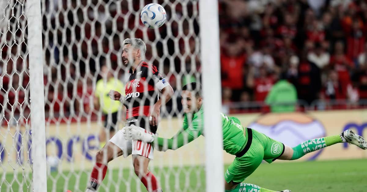 Flamengo, el rival de Estudiantes en semis de la Copa Libertadores: un blooper del arquero de Independiente del Valle evitó un "Maracanazo"