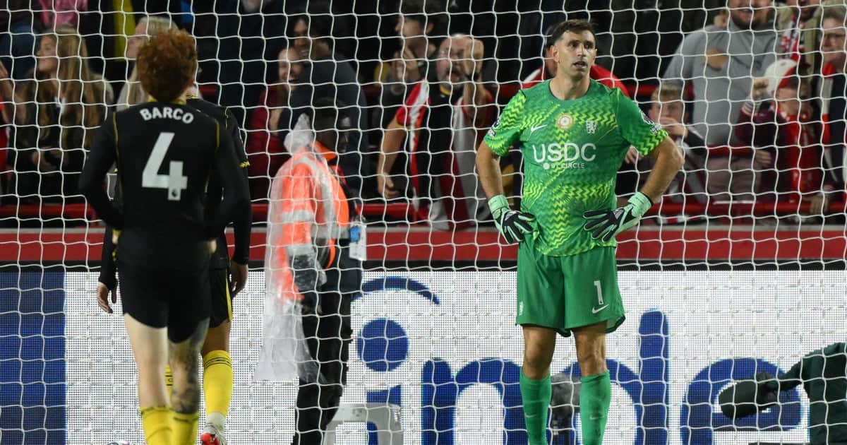 El Chelsea de Dibu Martínez y el Colo Barco sufrió una dura goleada en la Premier League ante el Brentford