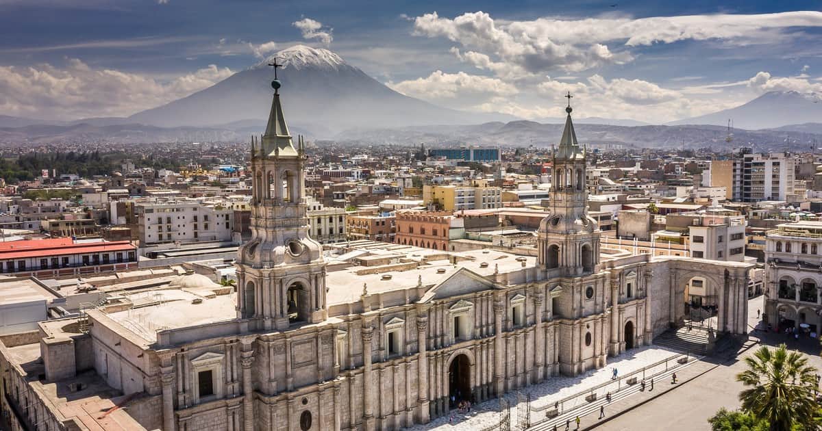 Arequipa, la "ciudad blanca" de Perú con volcanes, calles coloniales y una gastronomía única