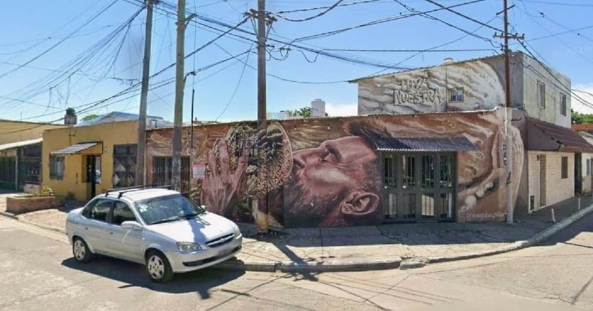 Muralistas y vecinos trabajan en la fachada del barrio La Bajada, donde creció Leo Messi
