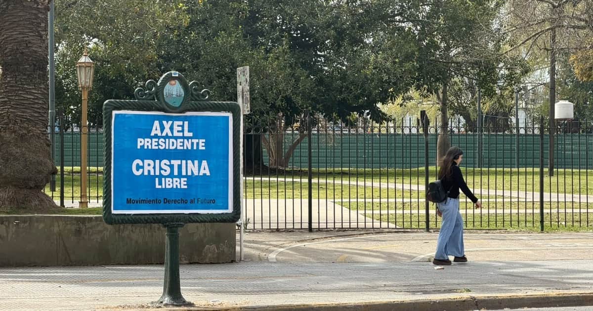 Un día antes de su acto, aparecieron carteles con la leyenda "Axel Presidente, Cristina Libre" en la Ciudad: sorpresa y desmentida del gobierno de Kicillof