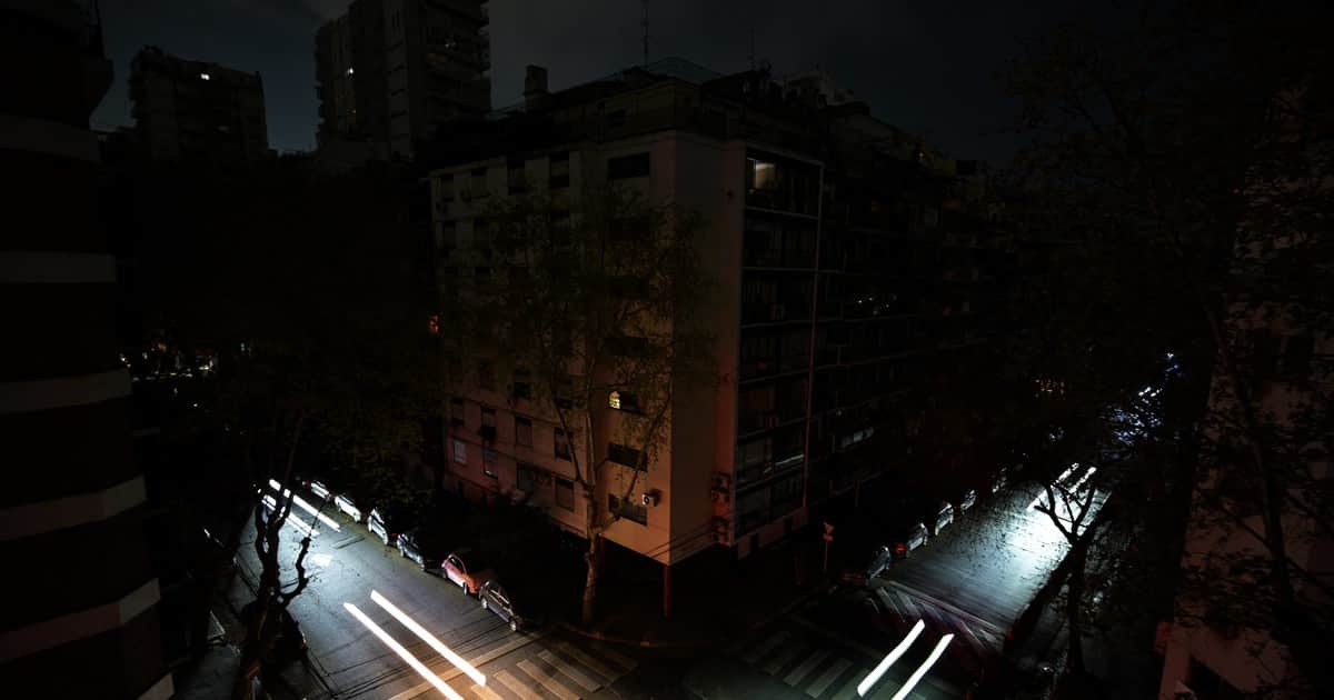 Caos, oscuridad y miedo: sigue el desconcierto por el apagón masivo que afectó a 1,5 millones de personas y hay temor por el verano