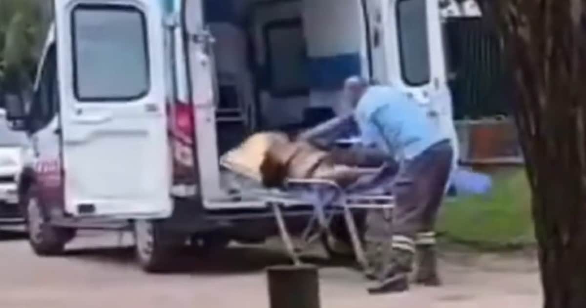 Un hombre cayó de la camilla mientras intentaban subirlo a una ambulancia para su traslado