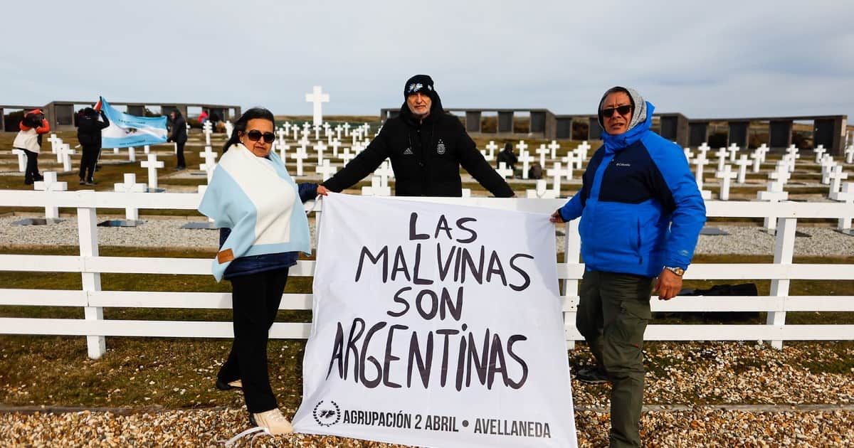 "Las Malvinas son argentinas": la historia de cómo llegó a las islas la bandera inspirada en la Selección Argentina