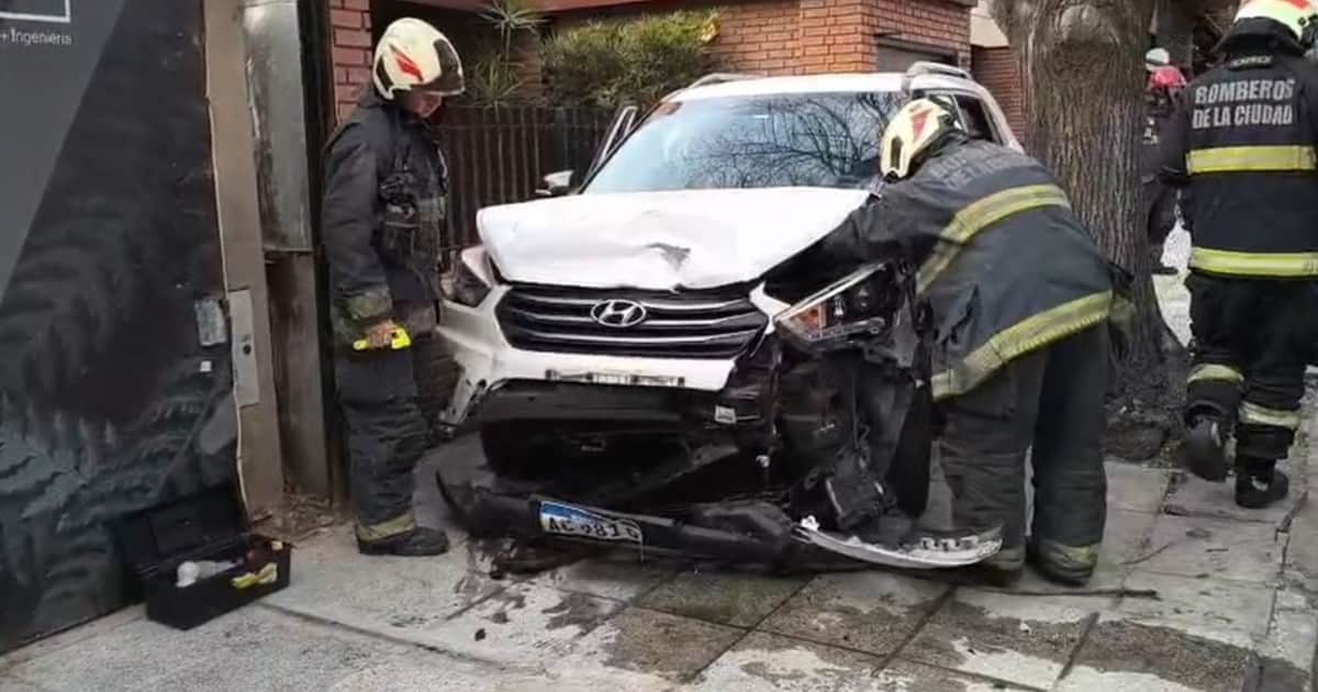 Chocó con tres autos estacionados y se subió a la vereda en Palermo: quedó encastrado entre un árbol y una casa