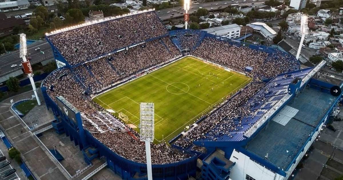 La particular protesta del plantel de Vélez: ¿por qué llegaron al Amalfitani vestidos de civil y en autos particulares?