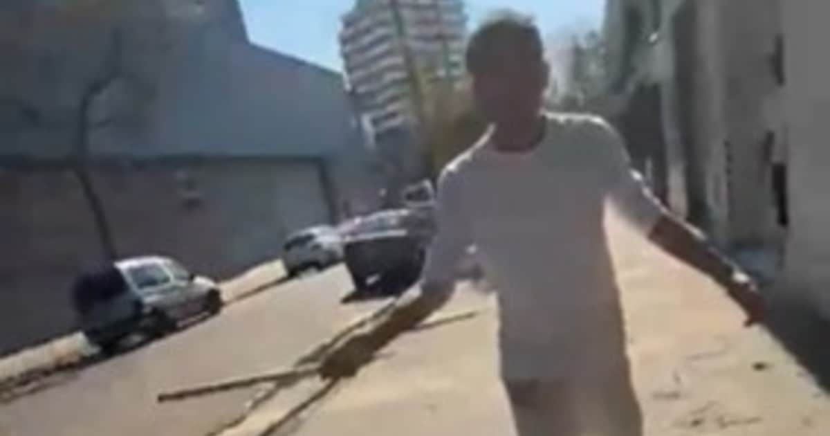 Filmó a empleados de una empresa sacando la basura fuera del horario permitido y quisieron atacarlo con un palo