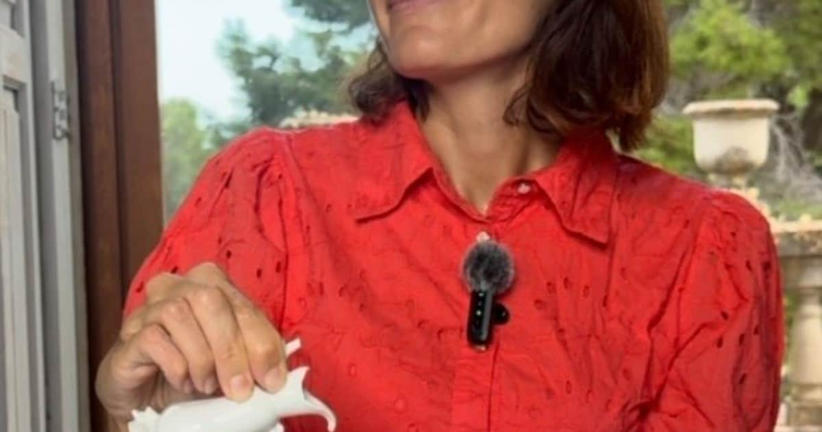 María José Gómez y Verdú, experta en protocolo: “Nunca remuevas el café en círculos, hazlo siempre marcando las seis en punto para no derramar el líquido y hacer ruido”