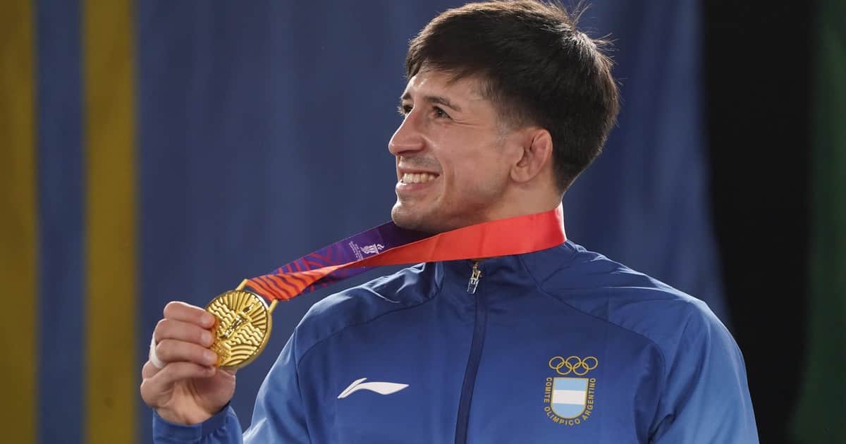 La increíble doble vida del argentino que ganó el oro en lucha en los Suramericanos: "En Europa y Asia soy una estrella, pero acá vendo pantalones"