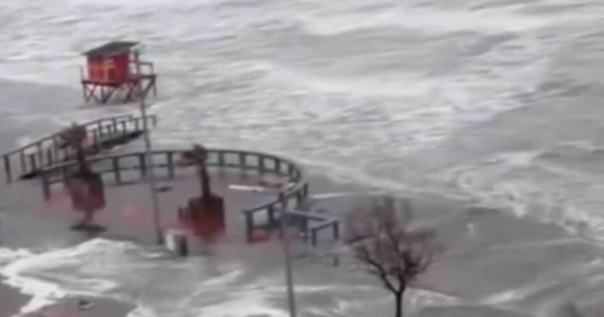 Alerta naranja en la Costa Atlántica: en Monte Hermoso el mar avanzó sobre las calles y generó importantes destrozos