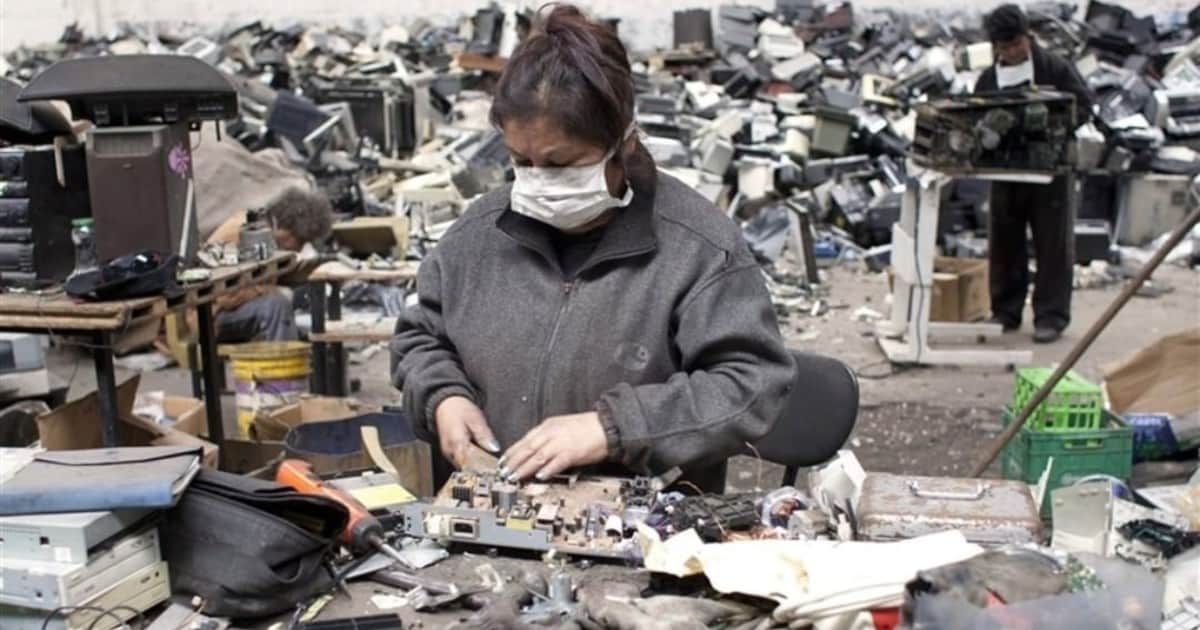 Residuos electrónicos: la ONG que busca y recupera para donarlos a escuelas y clubes