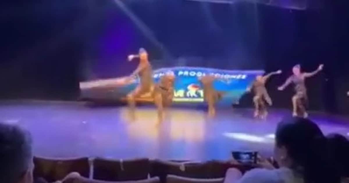 Accidente durante un concurso de baile: una pantalla gigante cayó sobre un grupo de bailarinas
