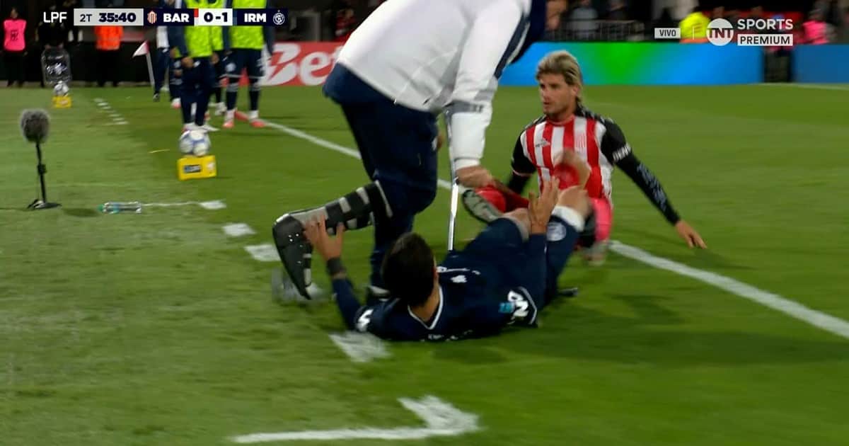 El blooper de Alfredo Berti: se lo chocaron dos jugadores y le rompieron la muleta que lo sostenía tras su fractura de peroné