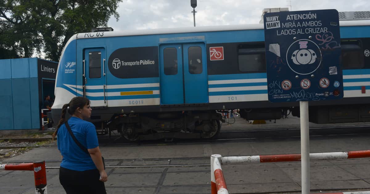Problemas en el tren Sarmiento: una formación chocó con un auto y hay demoras y cancelaciones