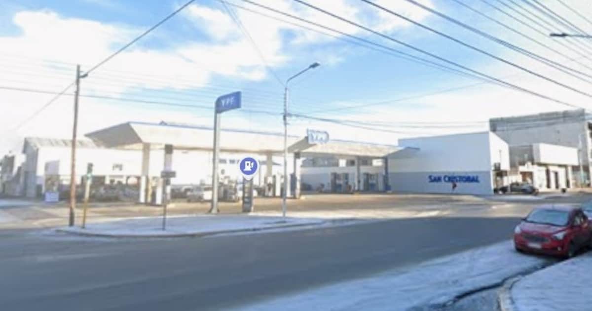 Un hombre dejó encerrada a su hija en un auto en una estación de servicio durante tres horas: se había ido a bailar