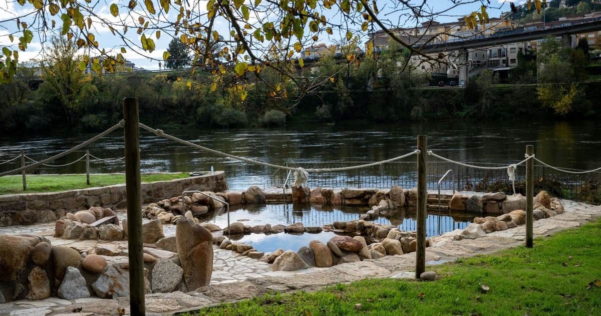El destino con baños termales gratis para jubilados: agua a 40 ºC y un antiguo tren que atraviesa las montañas