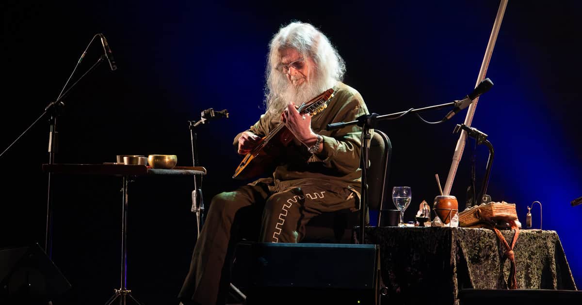 Gustavo Santaolalla celebró los 25 años de "Ronroco" en el Teatro Colón con un concierto conmovedor: una pócima contra los males del mundo