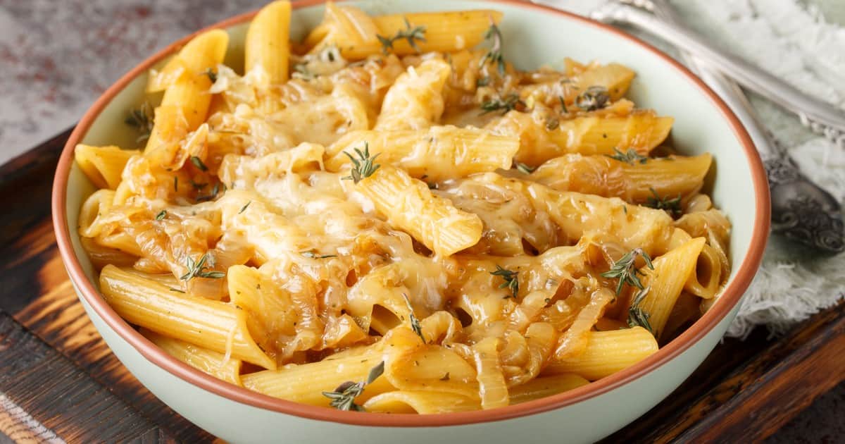 Pasta con cebolla caramelizada, tomillo y gruyere