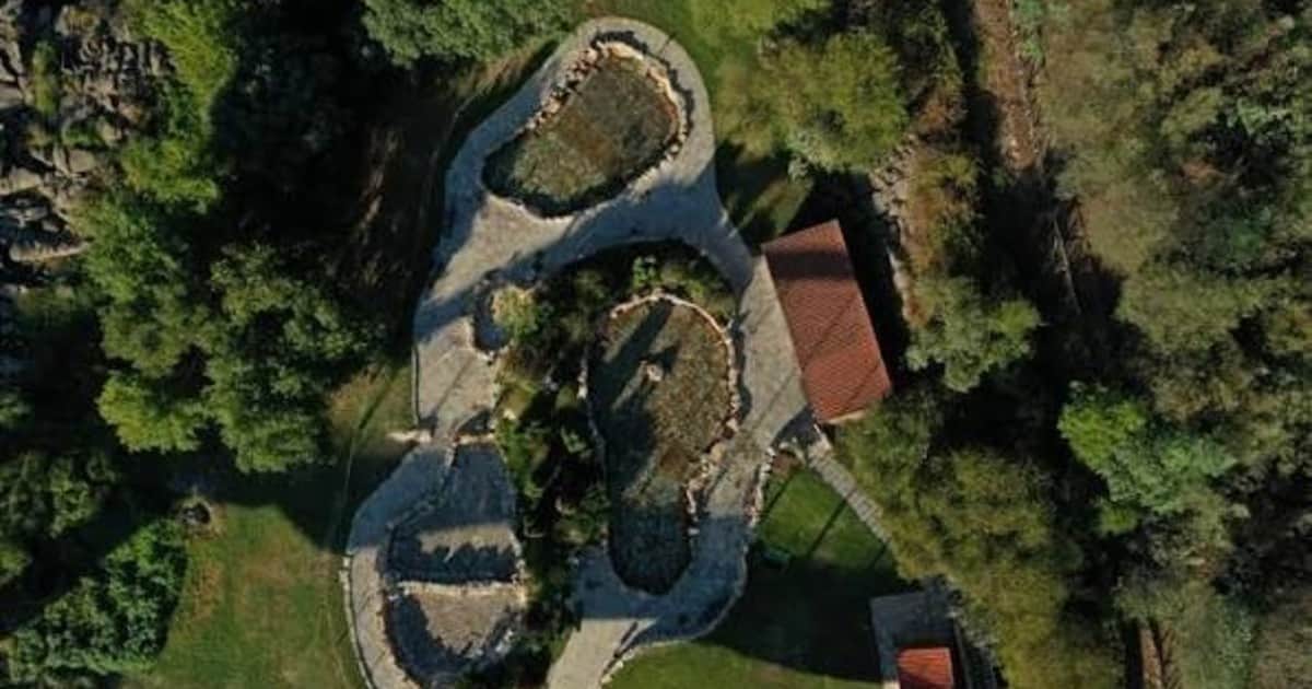 El destino con baños termales gratuitos para pensionistas: agua a 60 ºC y un antiguo tren entre las montañas europeas