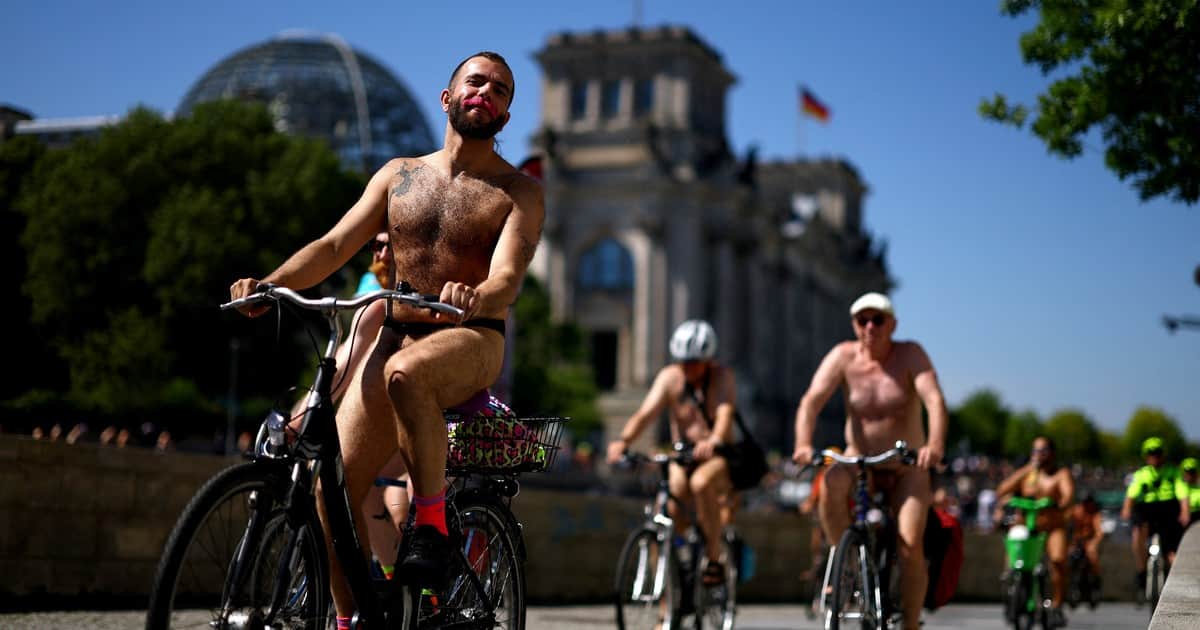 "World Naked Bike Ride": qué hay detrás del movimiento de ciclistas que pedalean al desnudo alrededor del mundo