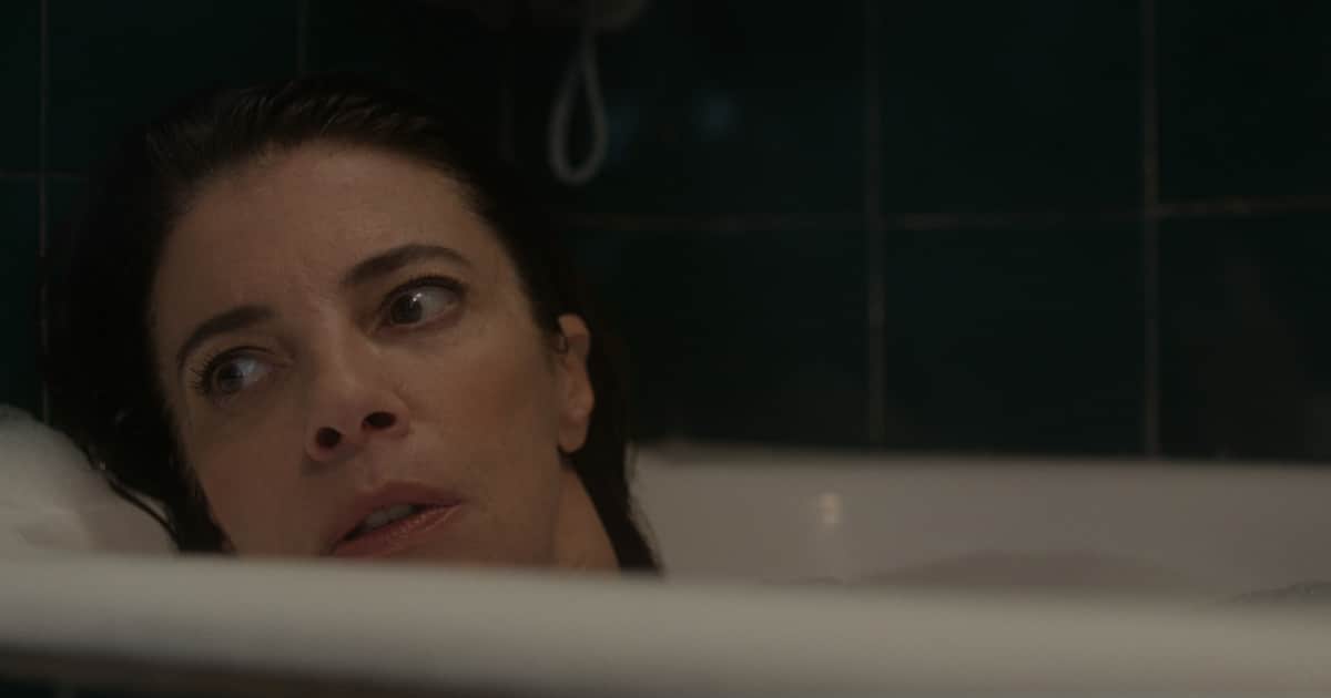 Bajo tus pies, una película de terror con vecinas que parecen brujas, buenas ideas y no tan buena resolución