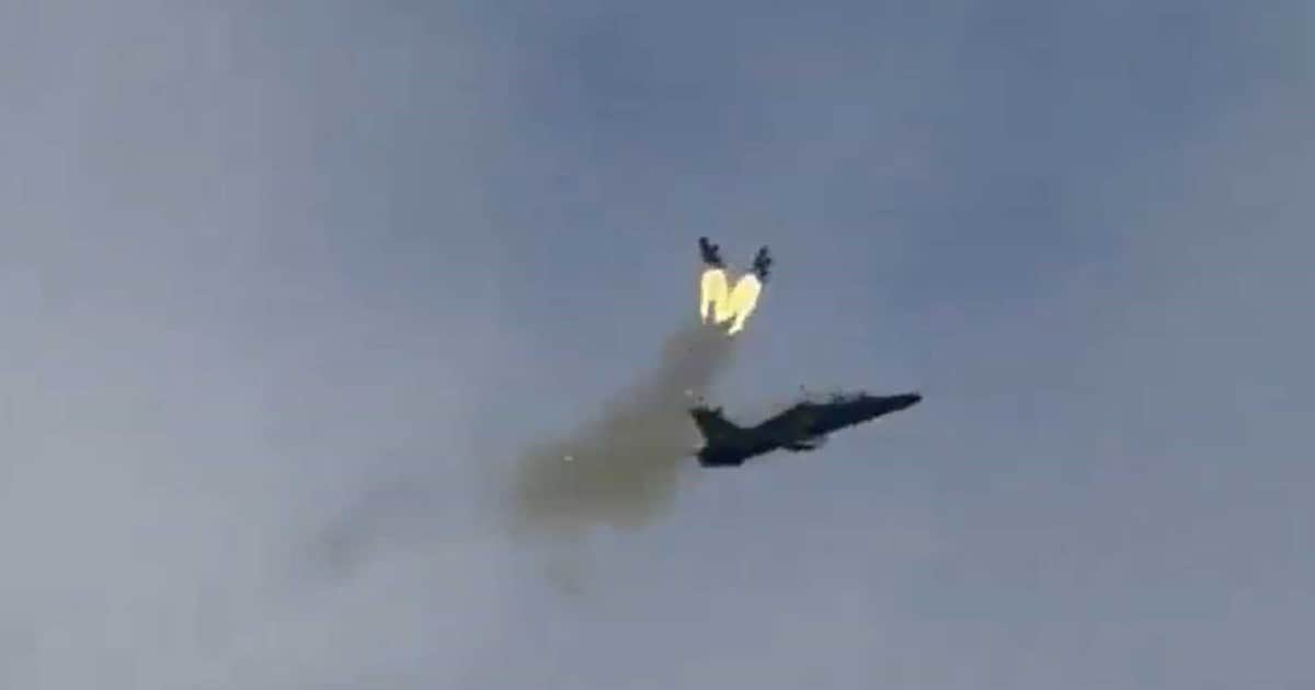 El momento exacto en que dos pilotos se eyectan de su avión antes de que se estrelle