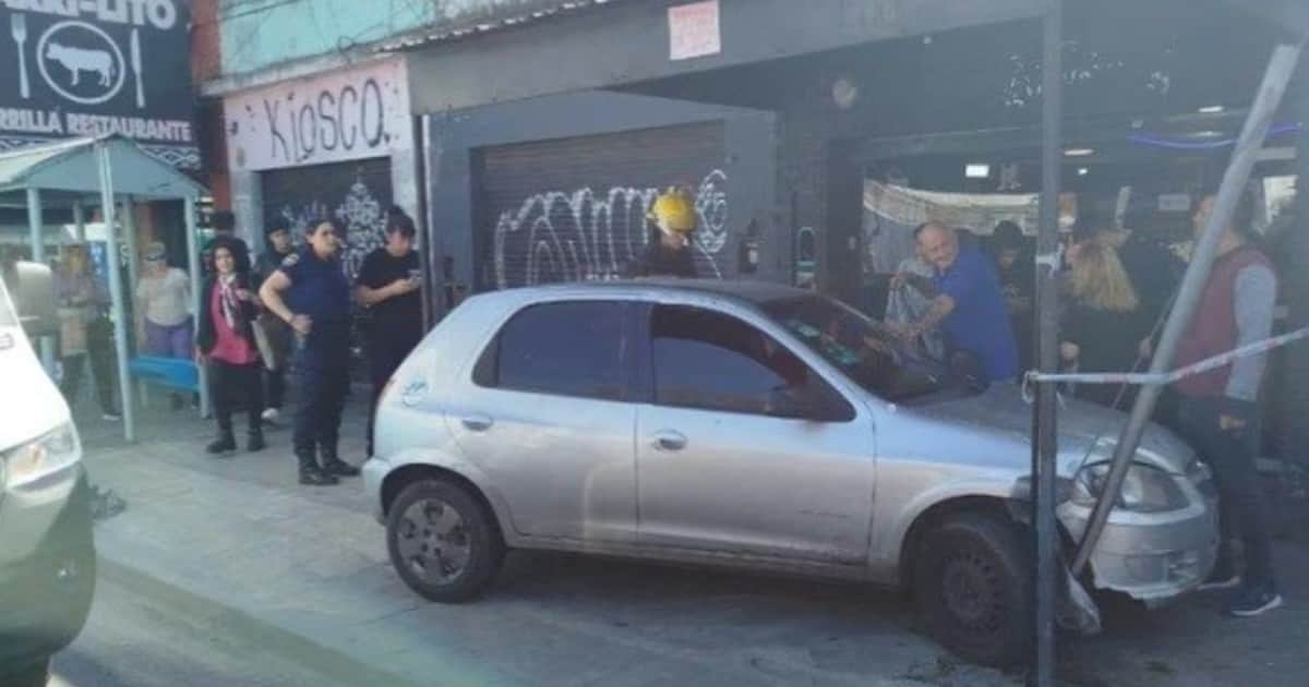 Se descompensó, chocó y no provocó una tragedia de milagro: embistió una estructura con ropa y arrolló a una joven
