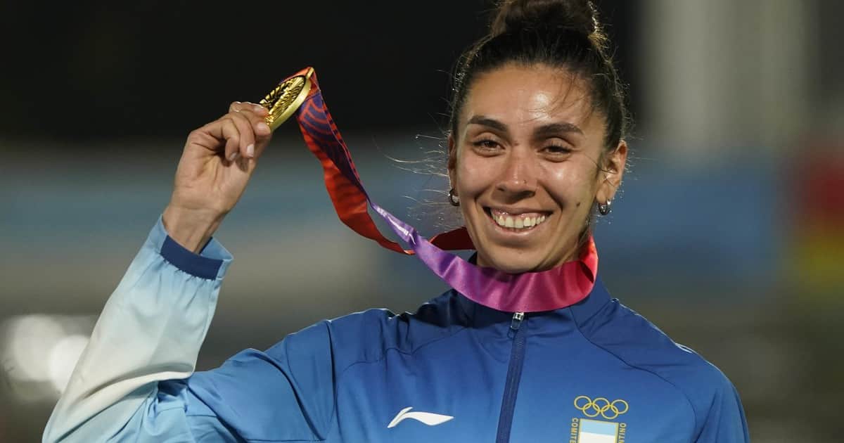 Micaela Levaggi, de vender rifas por su beca rechazada a darle la primera medalla dorada al atletismo en los Juegos Suramericanos: "Es todo lo que soñaba"