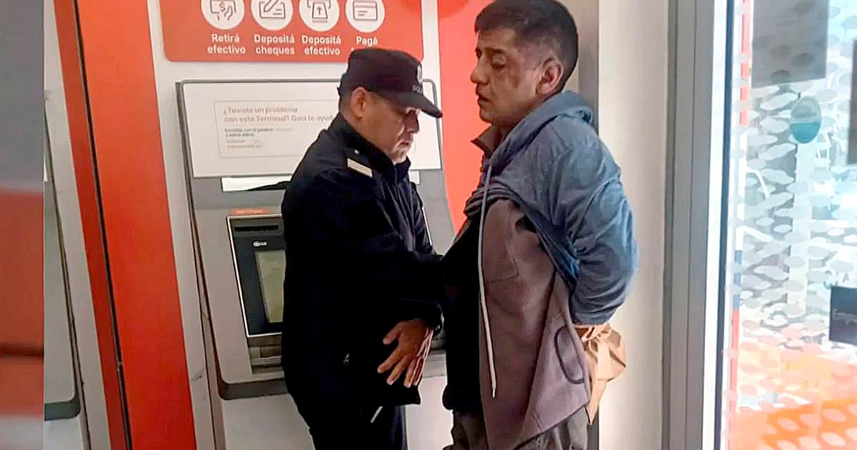 Video: el momento en el que los clientes del banco de Lomas del Mirador redujeron a un ladrón que estaba armado