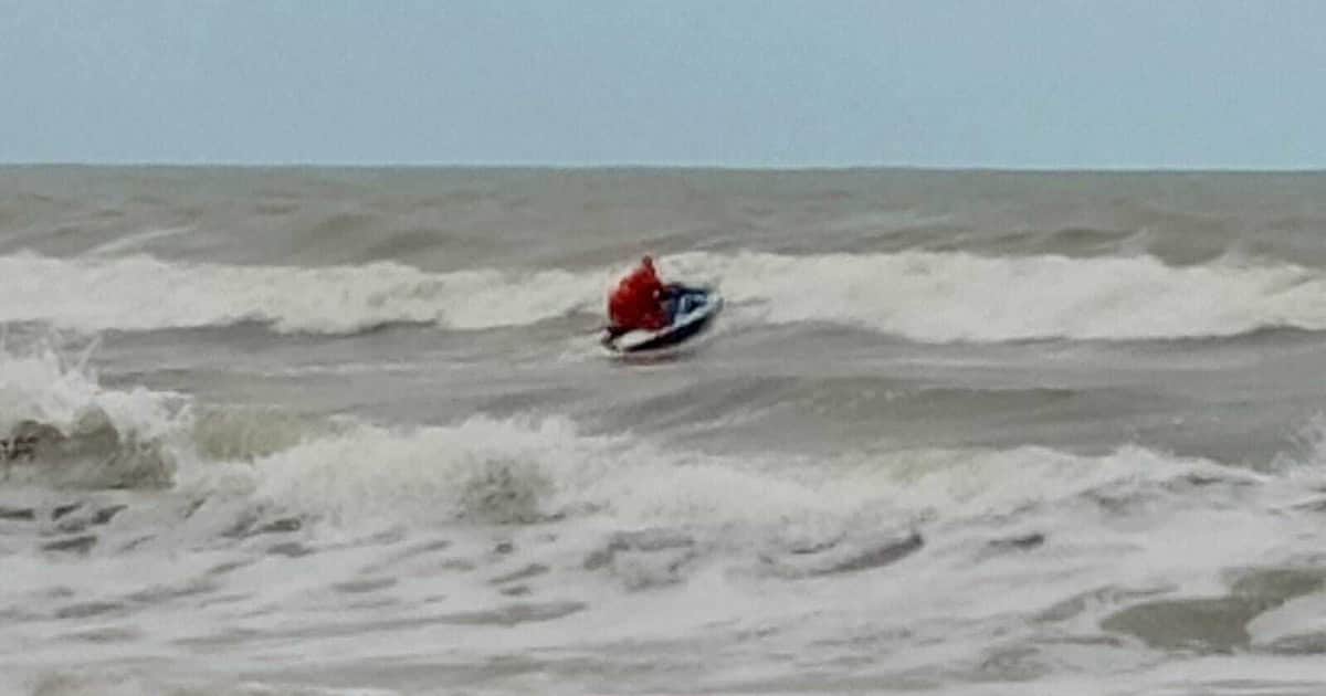 Amplían la búsqueda de los dos kayakistas que desaparecieron en el mar en Santa Teresita