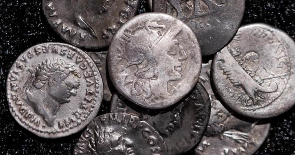 Un arqueólogo aficionado halló en Alemania el mayor tesoro de monedas romanas de plata