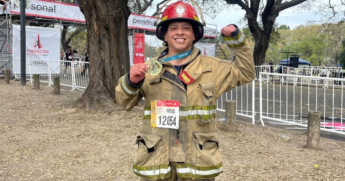 El bombero que corrió 21K fue por más: completó los 42K con el uniforme de 25 kilos encima