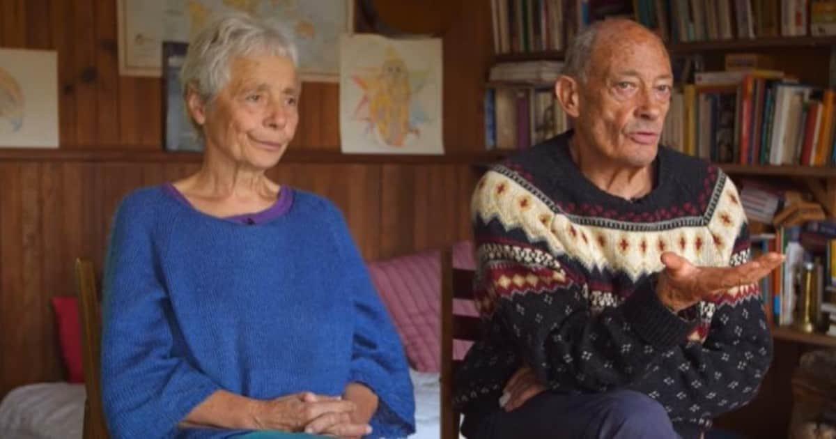 La pareja que lleva viviendo de forma autosuficiente hace 50 años: "Consumimos 3 kilovatios hora al día y no nos falta nada"