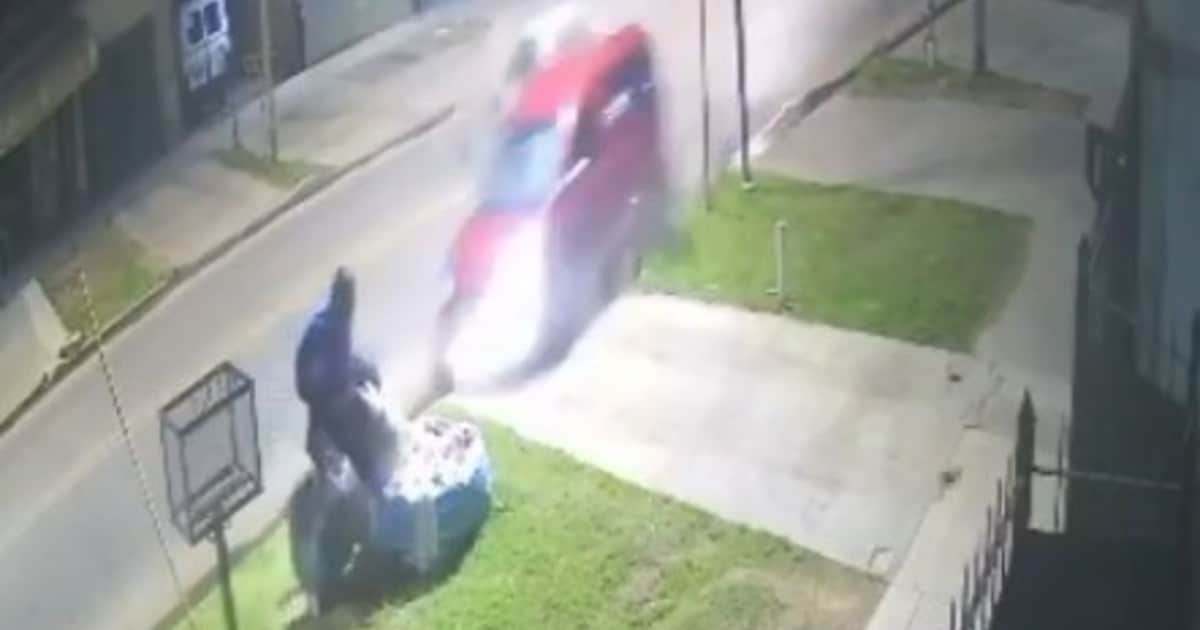 San Francisco Solano: un recolector de basura se salvó de milagro de ser atropellado tras el violento choque de dos vehículos