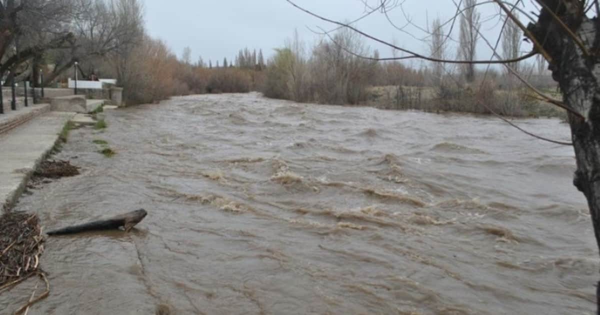 Alerta máxima por el temporal en Neuquén: desborde de ríos, casas y hospitales evacuados y hasta un micro varado por casi 24 horas