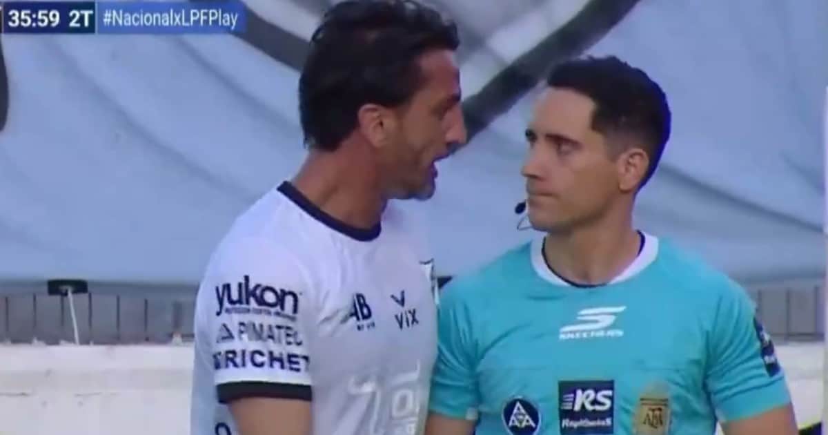 Otro escándalo por un arbitraje: los jugadores de All Boys explotaron por dos goles anulados e intentaron agredir a un asistente