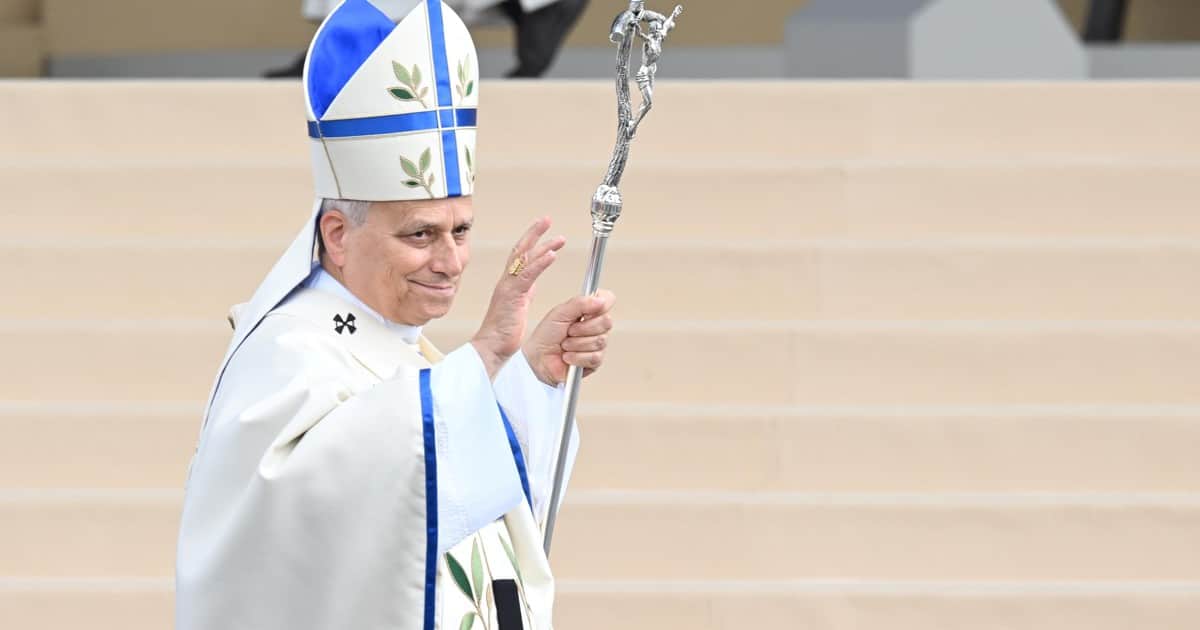 El papa León XIV dio una misa gigante al aire libre en París y recorrió los Campos Elíseos en el papamóvil