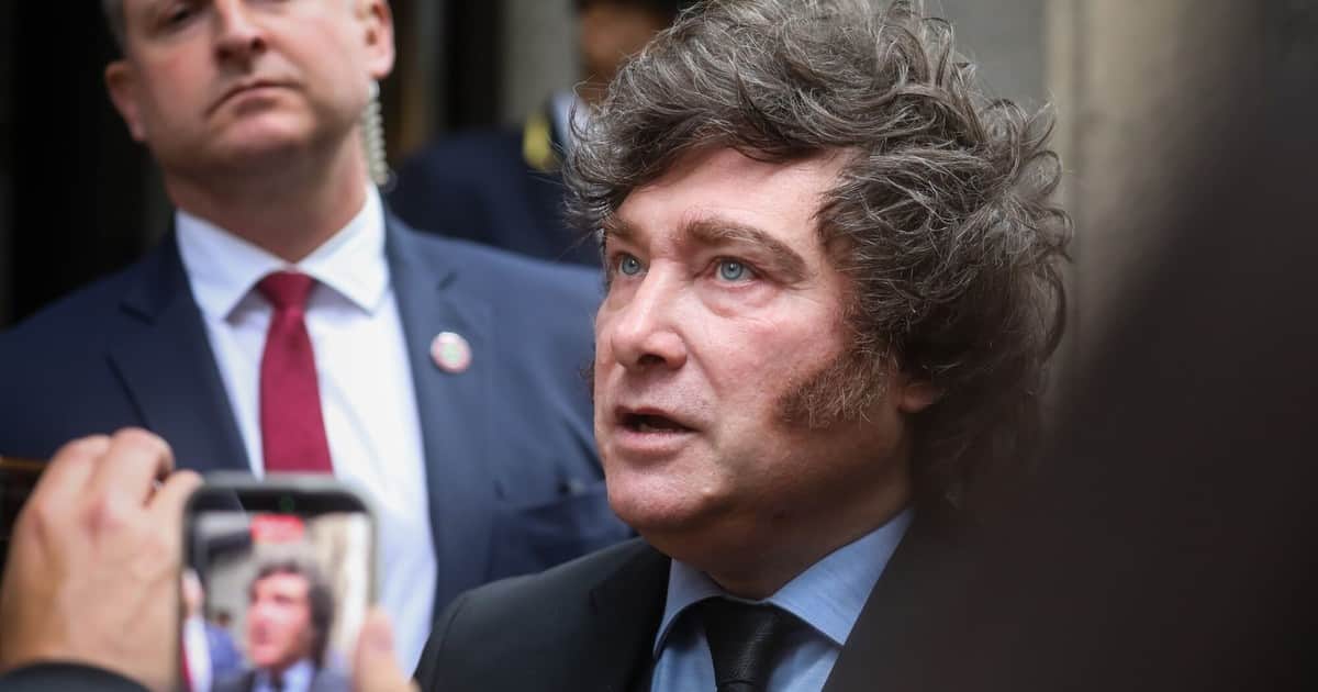 Milei, atrapado entre la grieta política y económica