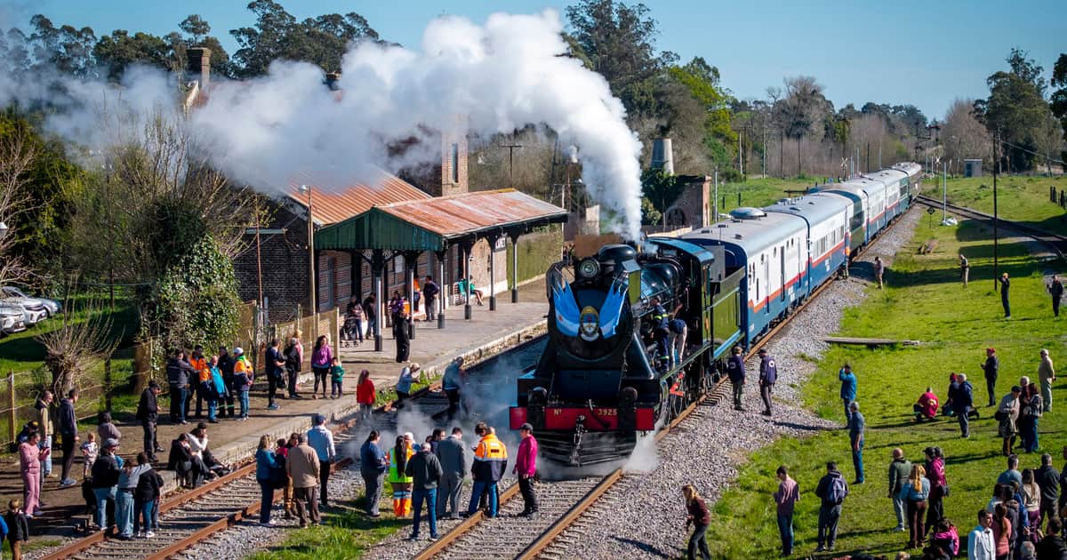 Con emoción y una locomotora a vapor centenaria, Mar del Plata celebró los 140 años de la llegada del tren