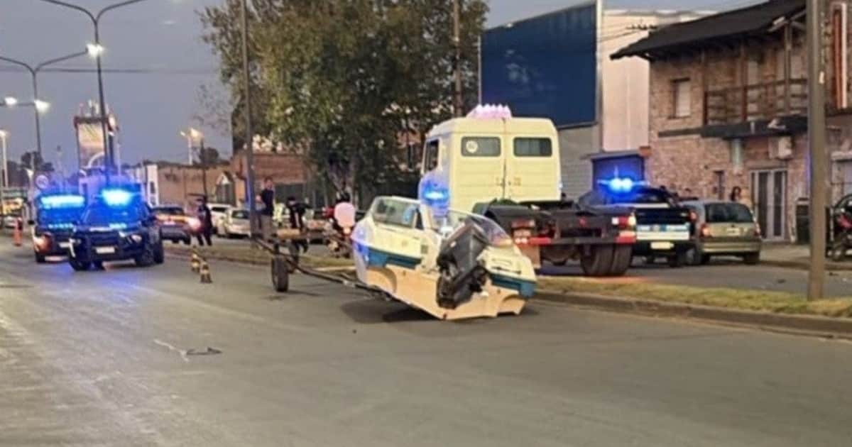 Iba en su camioneta con su familia al cine y una lancha lo chocó en plena avenida