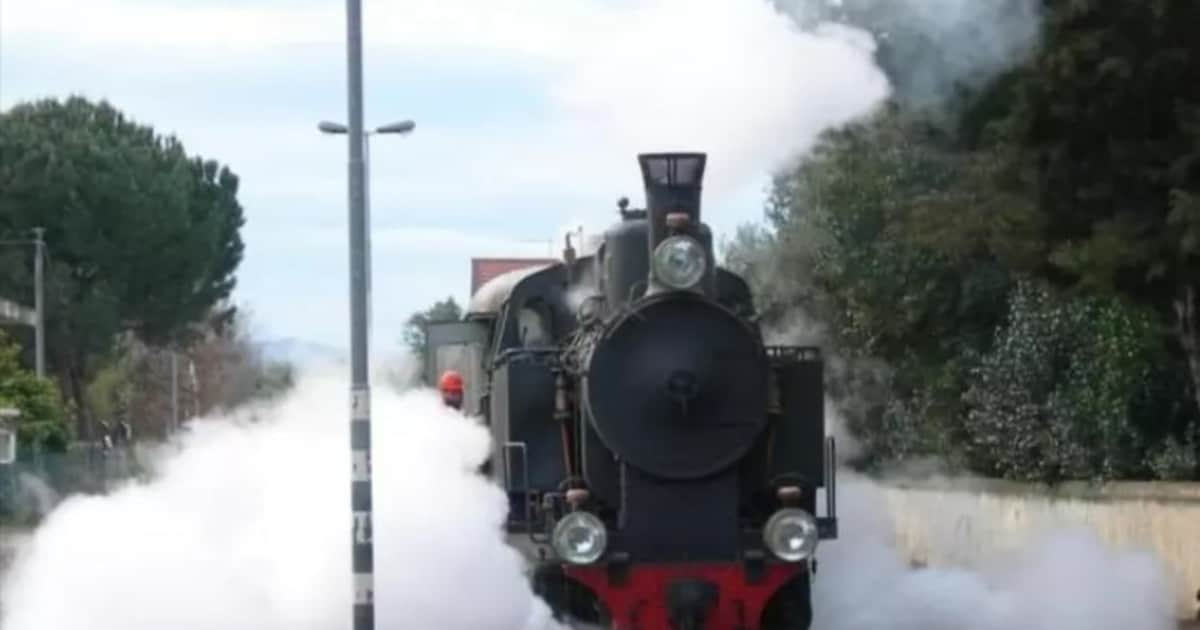 Vuelve a circular en Italia un tren con locomotora a vapor de 1931